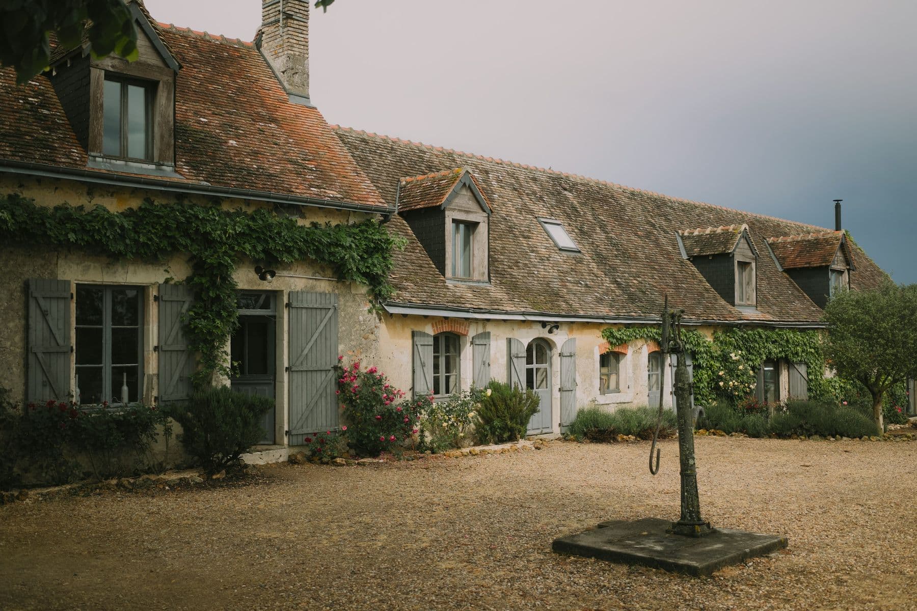Ancienne bâtisse en pierre et sa cour de gravier, en Drôme provençale