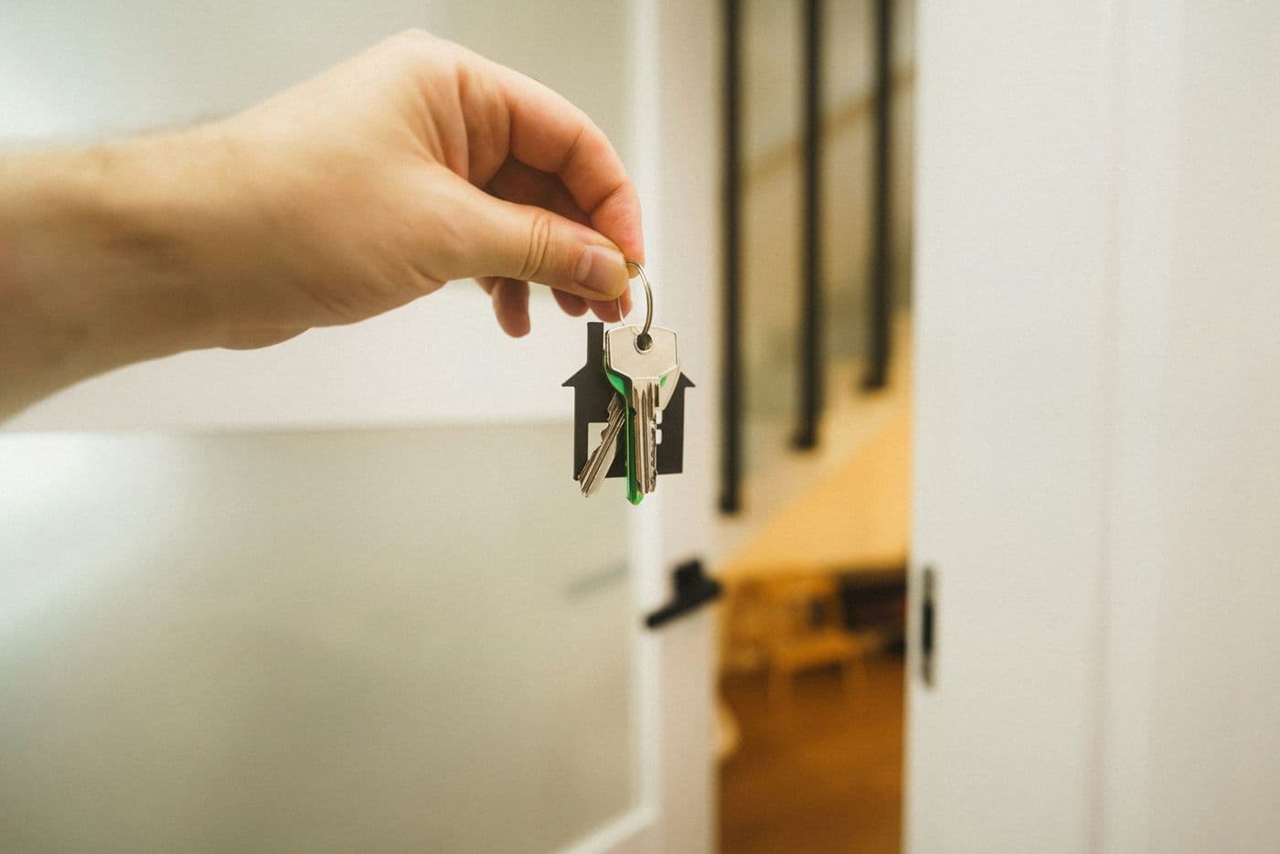 Remise des clés d’une maison sur le pas de la porte