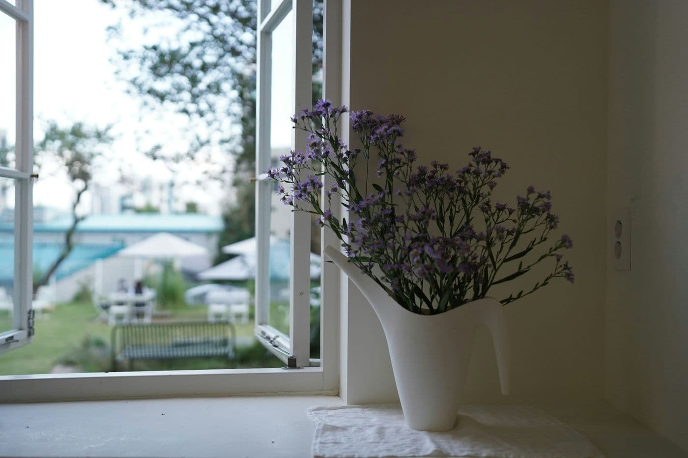 Fenêtre ouverte d’une maison provençale, bouquet de fleurs séchées posé devant