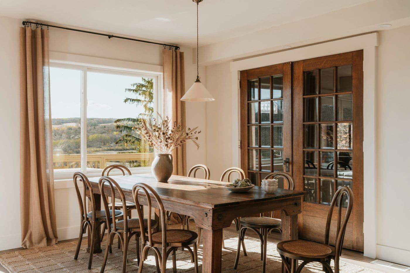 Salle à manger d’une maison de vacances baignée de lumière naturelle