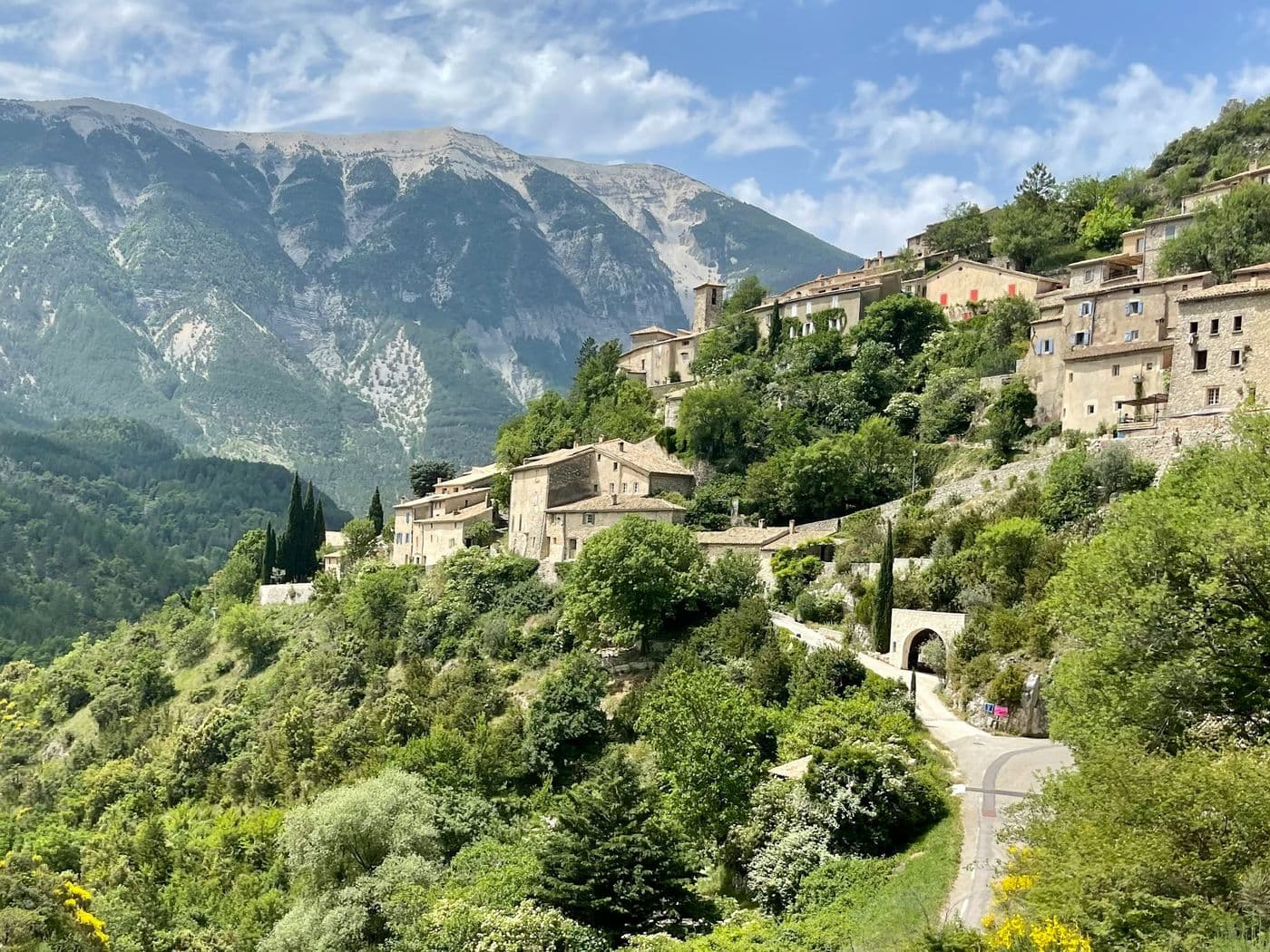 Ruelle en pierre d’un village perché de la Drôme provençale